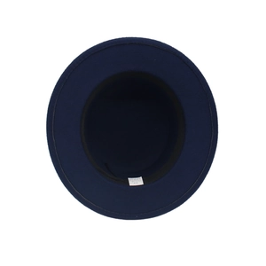 Dettaglio dell'interno del cappello di feltro blu navy con etichetta 65% cotone e 35% poliestere