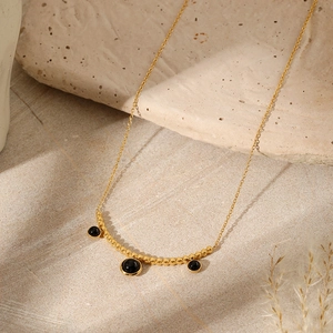 Collana minimalista in acciaio inossidabile dorato con tre ciondoli in pietra naturale nera
