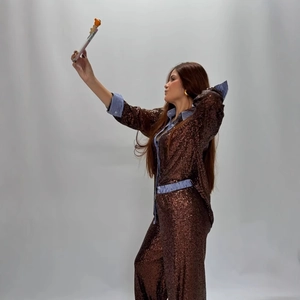 Ensemble deux pièces marron à paillettes pour femmes avec chemise et pantalon assorti