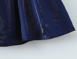 Gros plan d'une robe bleu foncé en satin métallisé avec des coutures soignées