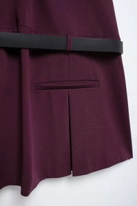 Dettaglio vestito bordeaux con cintura in ecopelle nera e trama della tasca a pieghe