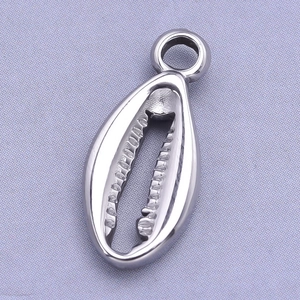 Détail macro du pendentif coquillage en acier argenté avec rainures intérieures