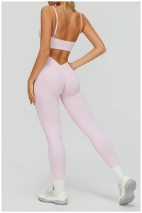 Détail du pantalon de yoga rose à taille haute avec coupe en V et design galbant sans couture