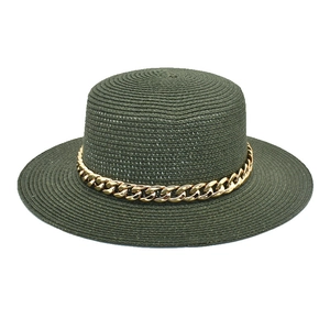 Détail du chapeau en paille vert foncé avec chaîne en acrylique dorée et bord plat