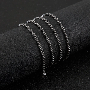 Collier chaîne à maillons ronds en acier inoxydable poli sur fond noir pour unisexe