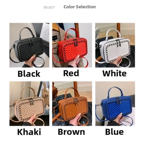 Griglia dettagliata di borse box trapuntate a V in nero, rosso, bianco, kaki, marrone e blu