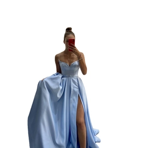 Elegantes hellblaues Satin-Abendkleid mit dünnen Trägern und hohem Seitenschlitz