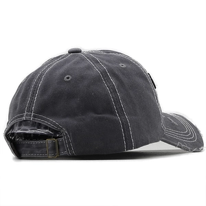Vue détaillée de la casquette baseball en denim délavé avec coutures blanches et boucle