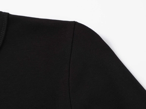 Détail de la couture d'épaule et du col sur le t-shirt thermique noir à manches longues