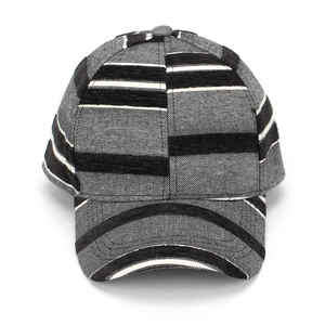 Dettaglio delle cuciture curve sulla visiera del cappello a righe con trama del tessuto