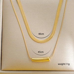 Dettaglio della collana a doppio strato in maglia serpente dorata da 40 cm e 45 cm