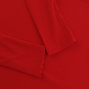 Gros plan détaillé des poignets à double couture d'une robe rouge à manches longues