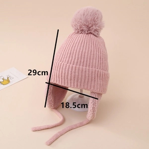 Bonnet en tricot rose à cache-oreilles avec dimensions de 29cm de haut et 18,5cm de large