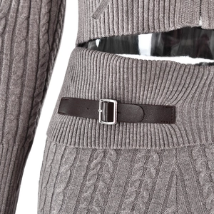 Detail des grauen Zopfstrick-Sets mit Fokus auf Taille und braunem Ledergürtel