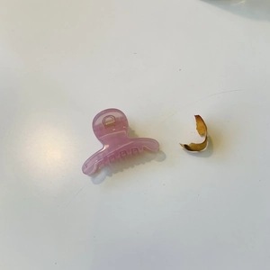 Petite pince à cheveux papillon rose translucide avec ressort en métal pour femmes