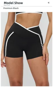 Détail du short de yoga noir à taille haute croisée avec bandes blanches latérales