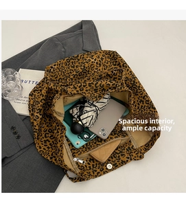Vue détaillée de l'intérieur d'un grand sac cabas en toile léopard montrant sa capacité