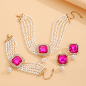 Détail d'un ensemble de bijoux en perles avec pierres roses taille émeraude et plaqué or