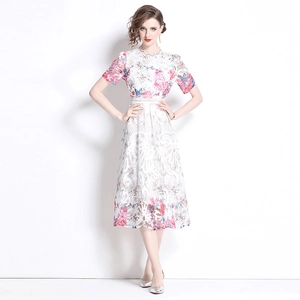 Elegantes weißes Midikleid aus Spitze mit Blumendruck und schlanker hoher Taille