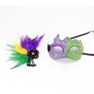 Détail d'un masque de mascarade à paillettes violettes et vertes avec plume vibrante
