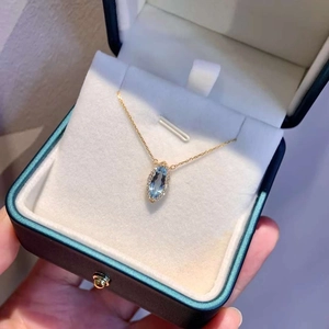 Gros plan du collier en pierre bleue marquise avec zircons dans un coffret cadeau