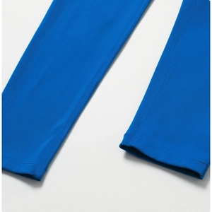 Détail des coutures plates et de l'ourlet sur le legging de yoga bleu grande taille