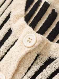 Gros plan du bouton beige et de la texture en maille rayée sur le haut sexy