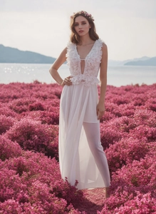 Detail eines eleganten weißen ärmellosen Kleides mit V-Ausschnitt und Chiffon-Rüschen für Urlaub