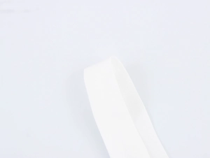 Vista dettagliata del nastro elastico bianco con trama fine e materiale flessibile