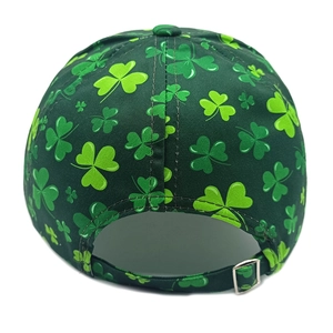 Detail der verstellbaren Metallschnalle und Kleeblatt-Print auf St. Patrick's Day Cap