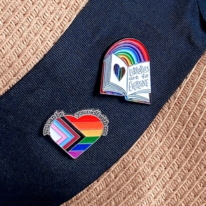 Regenbogen Herz und Bibliothek Emaille Pins auf Hut und Denim, lebhafte Metall Abzeichen