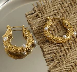 Detail of 18K gold stainless steel U-shaped earrings with pearls and crystals