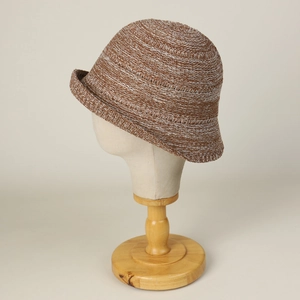Cappello a secchiello in maglia misto marrone e bianco con bordo arrotolato