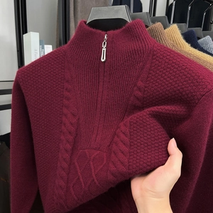 Detailansicht des weinroten Zopfpullovers zeigt Stoffelastizität und dicke Textur