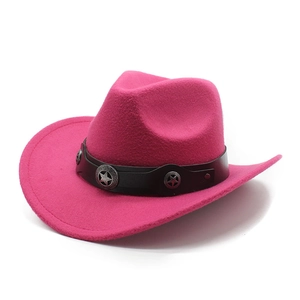 Détail du chapeau de cowboy en laine rose avec ruban noir et clous métalliques étoilés