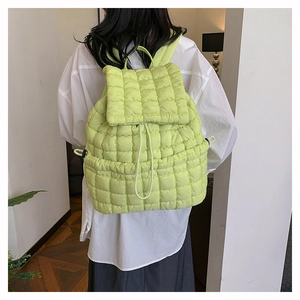 Dettaglio dello zaino in nylon trapuntato verde chiaro con motivo a rombi e coulisse