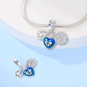 Dettaglio charm cuore mappamondo blu e segno di pace su bracciale in argento a serpente