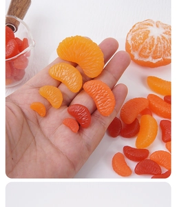Makroaufnahme von Miniatur-Orangenscheiben aus PVC in der Hand mit realistischer Textur