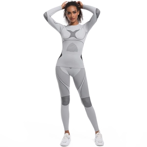Détail de l'ensemble de yoga gris sans couture avec coutures et textures ergonomiques