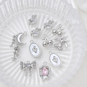 Pendentifs en alliage argenté avec cœurs nœuds et perles dans un plateau en verre chic