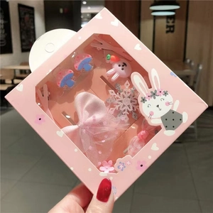 Rosa Kinder-Haarschmuck-Geschenkset mit Schleifen und Clips in einer Fensterbox