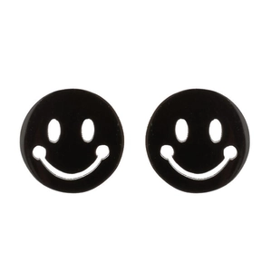 Detailansicht der schwarzen Smiley-Ohrstecker aus poliertem Edelstahl für Halloween
