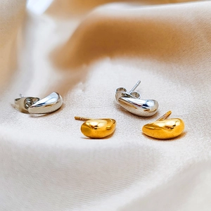 Orecchini a perno minimalisti a forma di fagiolo in oro lucido e argento