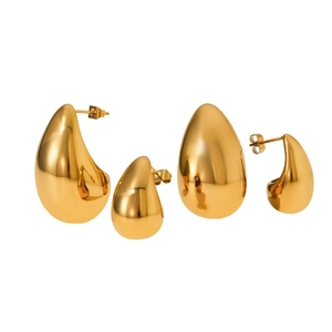 Boucles d'oreilles goutte dorées polies en plusieurs tailles avec fini miroir et fermoirs papillon