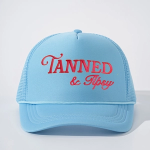 Casquette trucker bleu ciel avec broderie TANNED & Tipsy et panneau arrière en maille