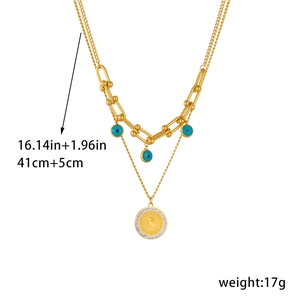 Détail du collier double rang doré avec pendentif pièce et perles bleues