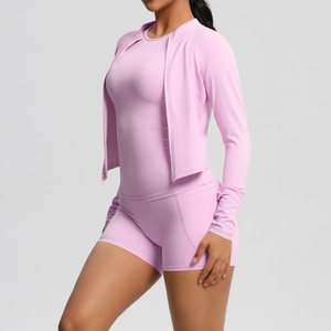 Vue détaillée d'un ensemble de yoga rose 3 pièces avec veste zippée et short taille haute