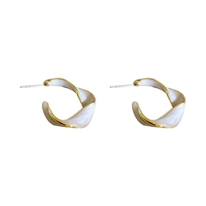 Boucles d'oreilles torsadées en C en émail crème avec bordure métallique dorée chic