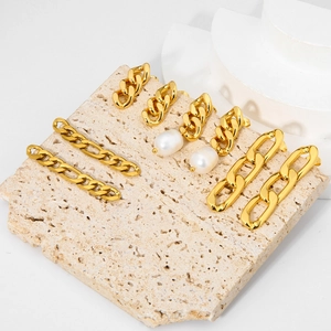 Dettaglio di orecchini a catena cubana in oro 18K con perle naturali d'acqua dolce su pietra