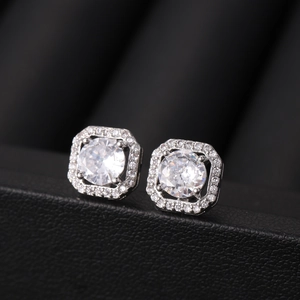 Elegante zilveren vierkante halo oorknopjes met zirkonia hoofdsteen en micro-pave diamanten